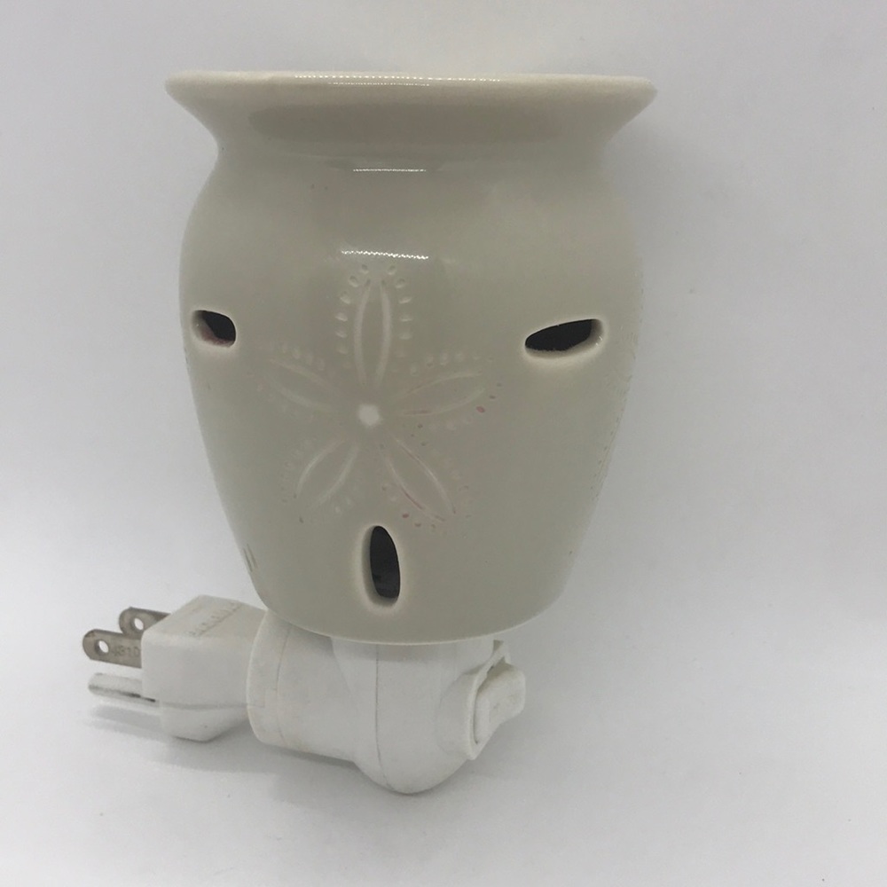 Scentsy plug-in wax warmer with starfish